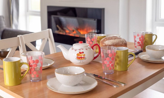 Errol Cottage | LODGE 13 - HIDEAWAY 2, family friendly, with hot tub in Errol