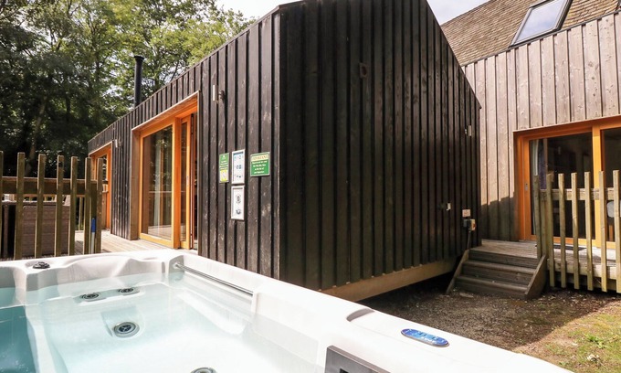Corfe Castle Cottage | LODGE 22, family friendly, with hot tub in Corfe Castle