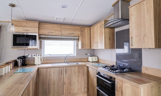 Felixstowe Cottage | LODGE 29 EGRET'S VIEW, family friendly in Felixstowe, Suffolk