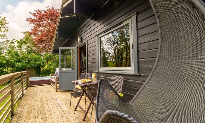 Brazzacott House | Lodge 3 Hot Tub by Interhome