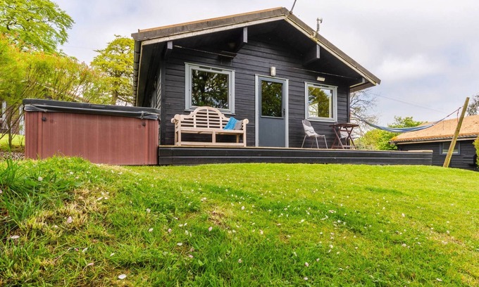 Brazzacott House | Lodge 6 - Hot Tub Lodge by Interhome