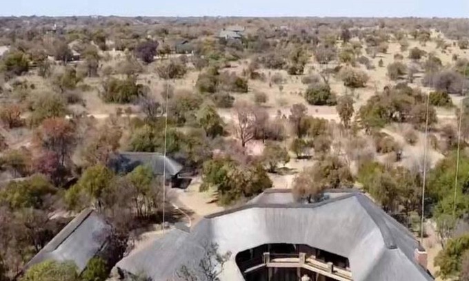 Leeupoort House | Lodge on Watering Hole , Zebula