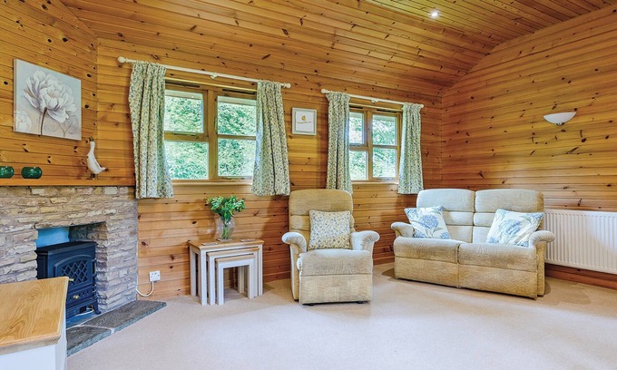 Kilcot Ski Chalet | Lodge with one king-size double with en suite bathroom with shower.