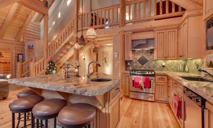 Truckee House | Lodgepole Retreat - A Gorgeous Classic 3BR Log Cabin with Private Hot Tub