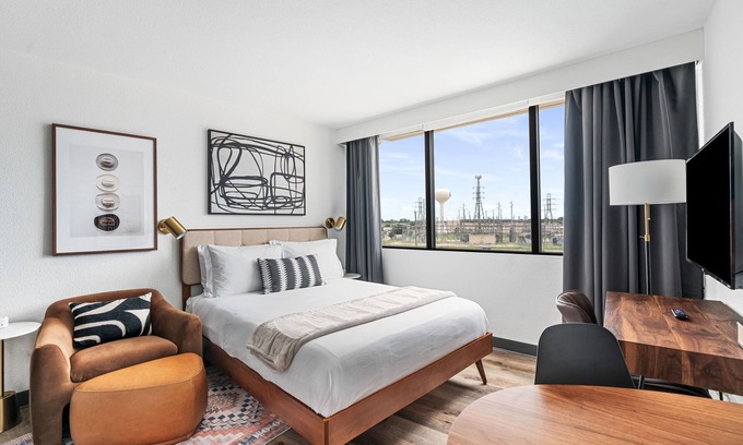 Greenway Plaza-Upper Kirby Apartment | Lodgeur | Cozy studio near park | Upper Kirby