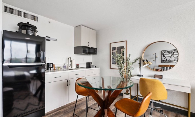 Greenway Plaza-Upper Kirby Apartment | Lodgeur | Studio w/fast WiFi & desk | Upper Kirby