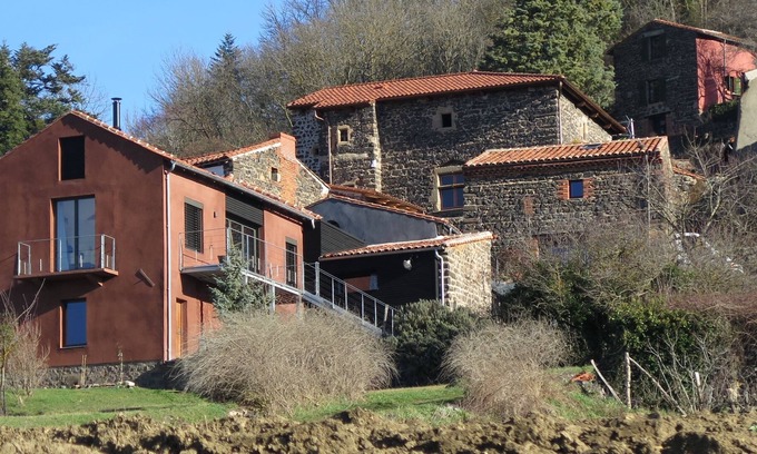 Usson House | lodging "dedeuxchoseslune" in classified village, with sight, charm and sun.