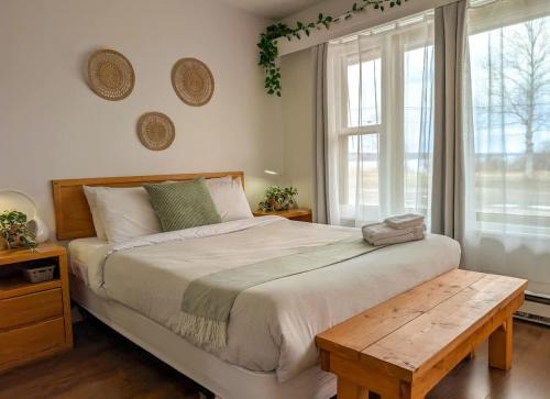 Ste Anne de Beaupre Apartment | Loft 12 - 2 min du Bord de l'eau Foyer & Barbecue