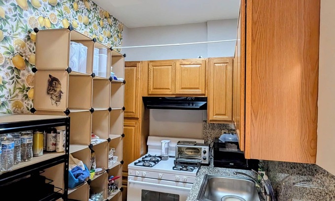 Burlingame Apartment | Loft apartment in charming downtown Silicon Valley. Restaurant Paradise.