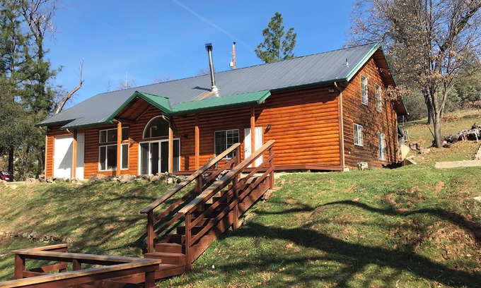North Fork House | Loft Cabin with beautiful deck near Bass Lake