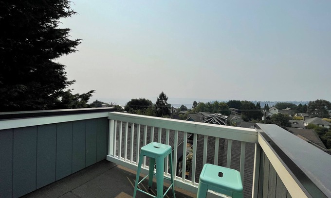 West Queen Anne Apartment | Loft on Queen Anne Hill w/Rooftop Deck Ocean & Mountain Views. 5 mins to City