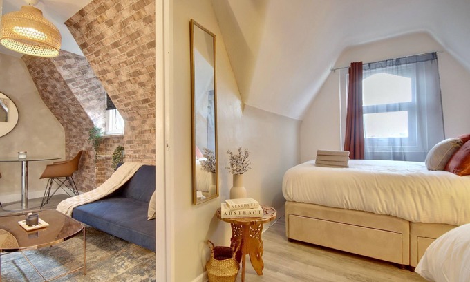 Southsea Apartment | Loft on the Common- Near Southsea Beach