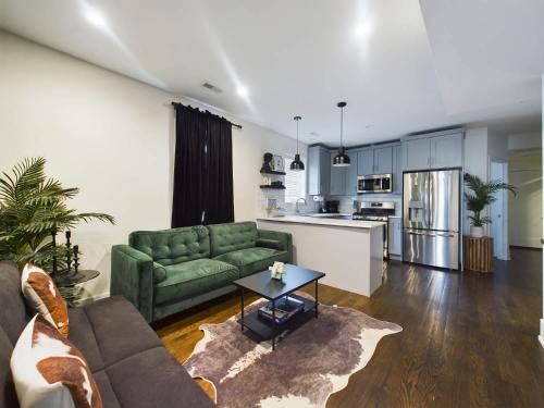 West Town House | Loft with Chefs Kitchen a Balcony and Onsite Parking