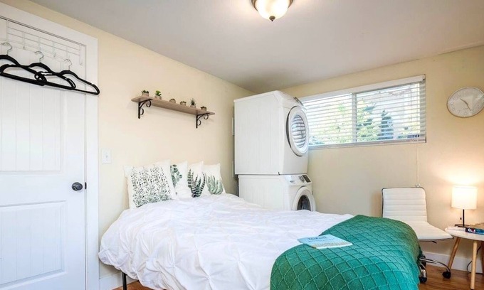 Cole Apartment | Loftium | Fabulous Suite In a Great Location!