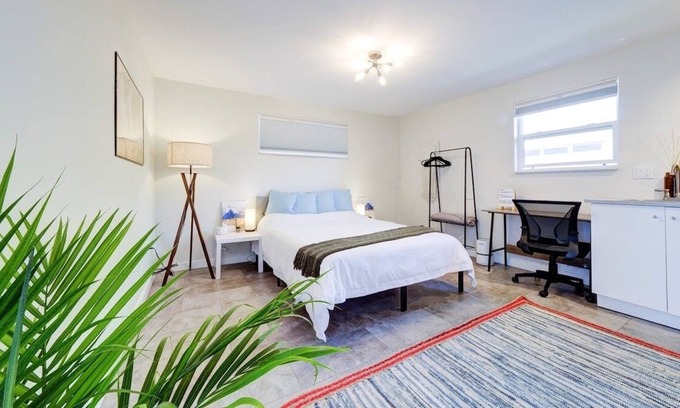 Phinney Ridge Apartment | Loftium | Sunny Studio+Kitchenette just Steps to Green Lake!