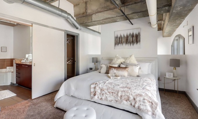Loring Heights Apartment | LOFTY CREM DE LA CREME SUITE