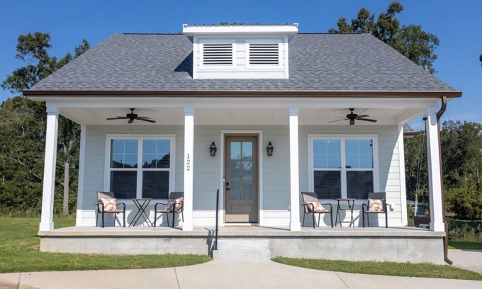 Greenwood House | Lofty Lakeside Cottage – 2 BR, 2.5BA, Sleeps 8!