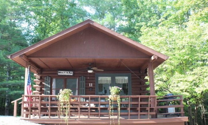 Schnellville House | Log Cabin 11 with Hot Tub at Osborn Boat Ramp on Patoka Lake