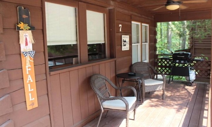 Schnellville House | Log Cabin 7 with Hot Tub at Osborn Boat Ramp at Patoka Lake