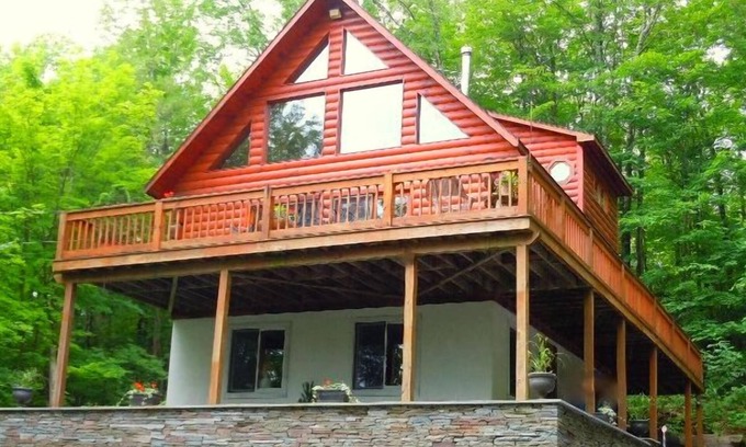 Haines Falls House | LOG CABIN CHALET w/NEW 6-PERSON HOT TUB near Kaaterskill Falls & NoLakeSoLakeSo