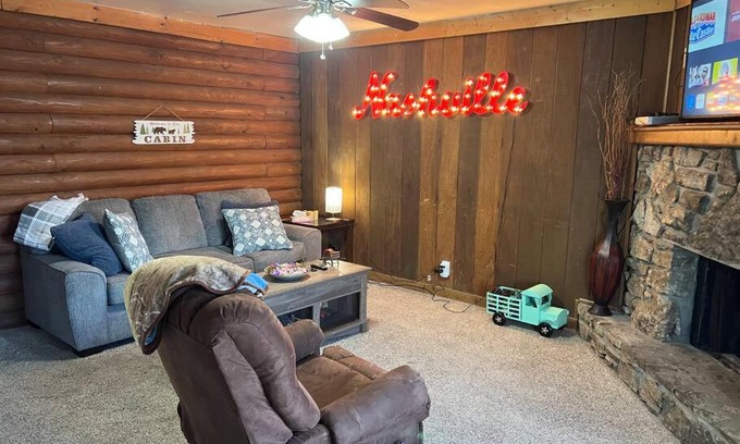Nashville Apartment | Log Cabin Close to Percy Preist Lake