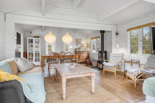 Bratten Strand House | Log Cabin Close To The Water In Bratten