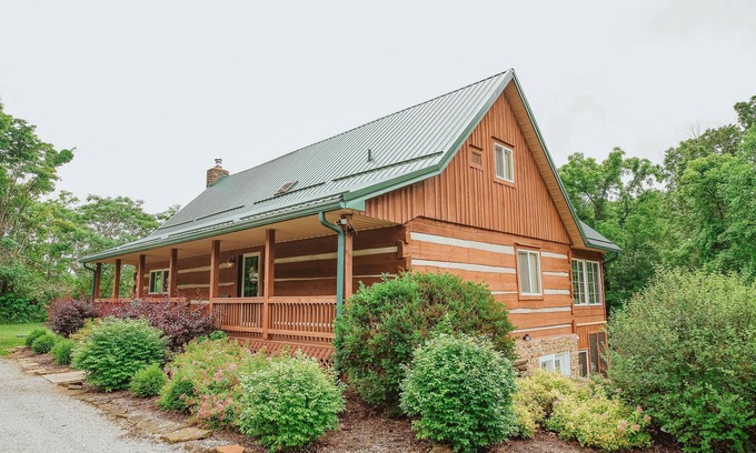Helmsburg Cabin | Log Cabin, Hot Tub, Fire Pit, Near Yellowwood