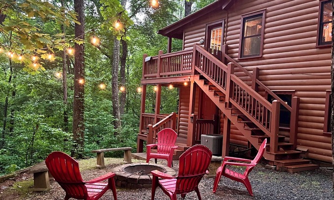 East Ellijay Cabin | Log Cabin : hot tub, pool table, Pac-Man, double decks-kids & dog friendly