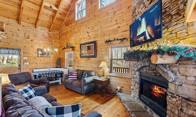 Knoxville Cabin | Log Cabin, UTK/Neyland, Smokies, 16acres, FP, HotTub, GameRoom,Fishing,Golf,Pets