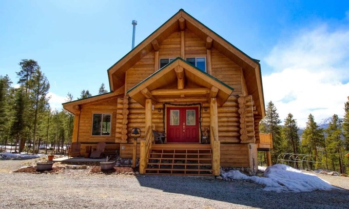 Twin Lakes House | Log cabin with amazing Views and hot tub, pets OK