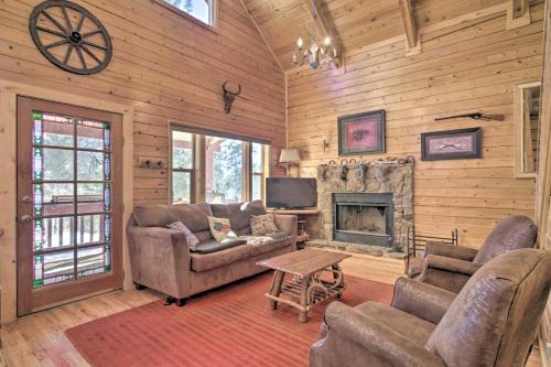 Florissant House | Log Cabin with Mountain Views about 30 Mi to Pikes Peak!