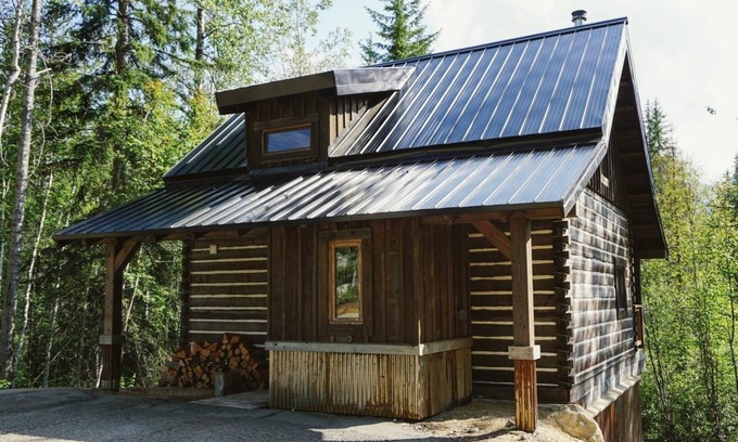 Golden Cabin | Log Dovetail Rooster Cabin - Mountain Life Getaway!