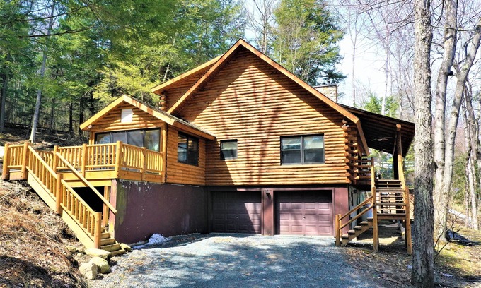 Hadley House | Log Home With 172 Feet Of Lake Front And Dock/Saratoga Is 20 Miles Away