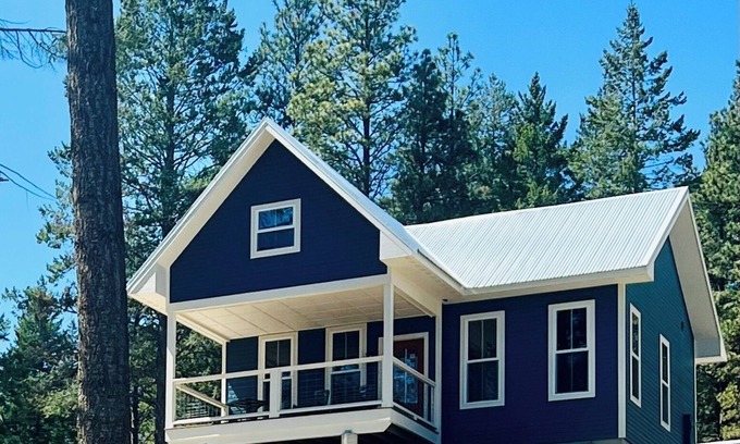 Lakeside Cabin | Logan Pass at Elk Ridge Village cabin 401B with views of Flathead Lake & ⛰️ views