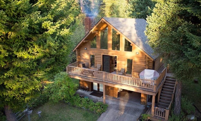 Polson House | LogCabin Sleeps 10 with Dock on Flathead Lake
