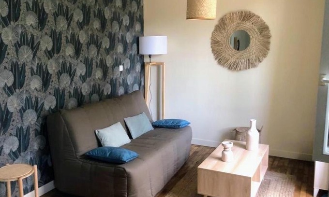 Brive-la-Gaillarde Apartment | Logement à Brive avec terrasse et climatisation - près de la gare et du centre-ville - Wifi et Stationnement gratuit
