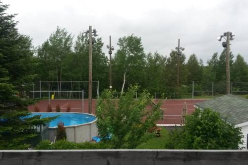 Chicoutimi Apartment | Logement avec stationnement tennis et piscine