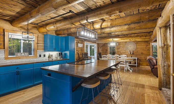 Thornton Cabin | LogHome W/Private Hot Tub~Pet Friendly Near Loon Mtn,Waterville & OWls Nest Rest