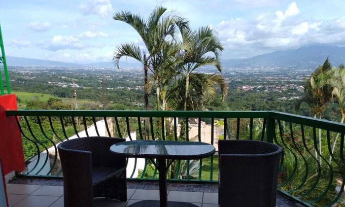 San Isidro Hotel | Loma Tranquila