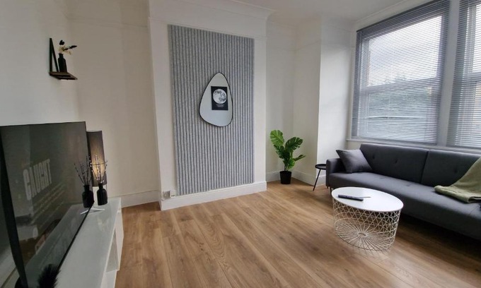 Tottenham House | London 3 bedrooms House with Parking