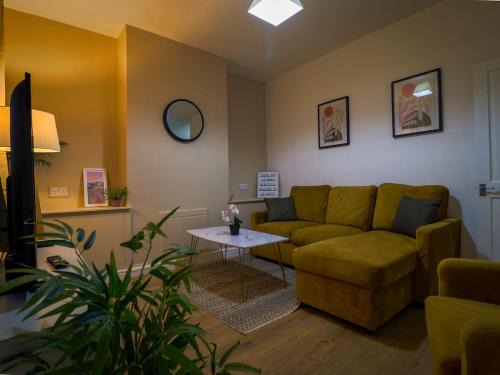 Edmonton House | London 4 Bed Contractor Base with Pool Table