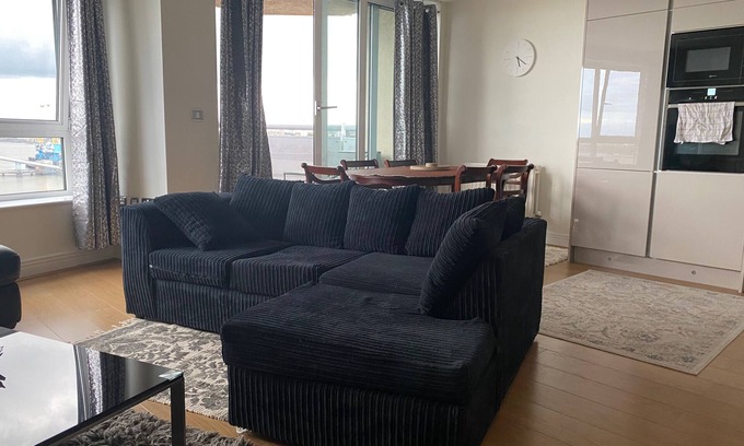 Royal Docks Apartment | London Apt-Sleeps 4-Parking - Balcony-River View