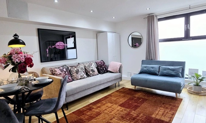 Hackney House | London Flat With Free Parking, Private Entrance and Next To Overground Station