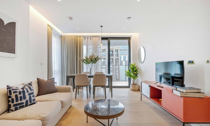 St. Pancras and Somers Town Apartment | London Luxury: 2-Bedroom Condo Experience
