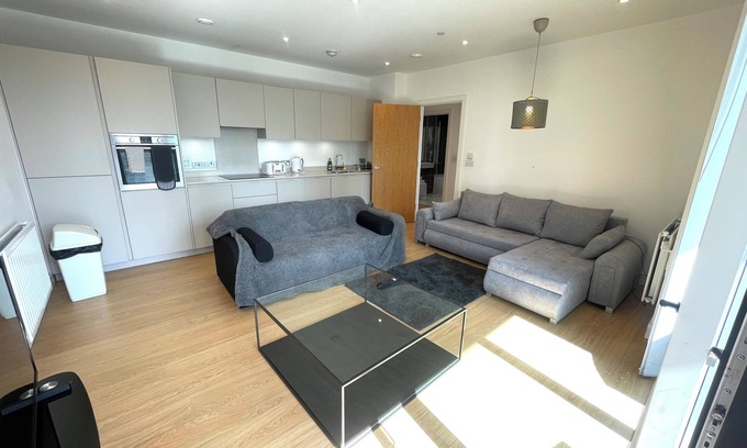 Addiscombe Apartment | London luxury apartment w/balcony & views ~steps to train station