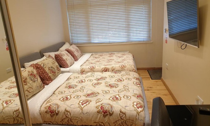 Clayhall Apartment | London Luxury Apartments 1 min from Redbridge Station with Parking