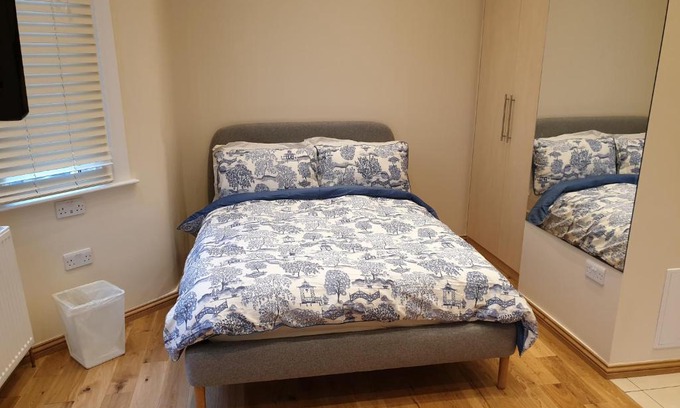 Valentines Apartment | London Luxury Studio Flat 4 min to Ilford Station with FREE parking FREE WiFi