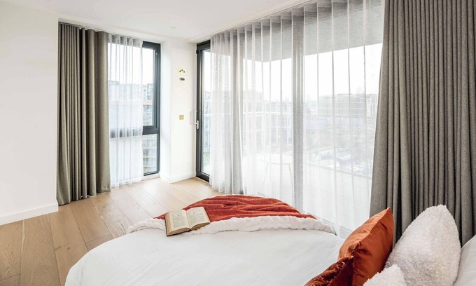 St. Pancras and Somers Town Apartment | London Oasis Apartment With 3 Bedrooms