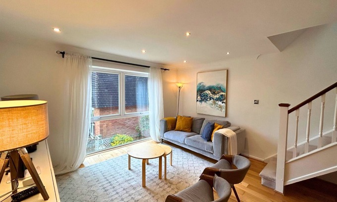 Putney House | London Putney: Exquisite, Spacious, Four Bed (Two Bath) House