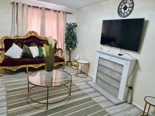 Thamesmead House | London - Sleeps 4 - Parking - Garden - PetFriendly